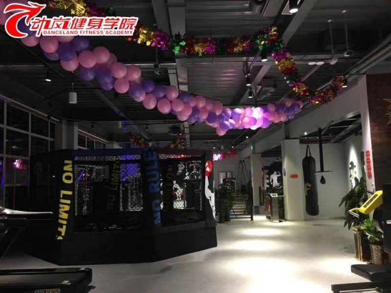 超大器械區、動(dòng)感單車(chē)、陽(yáng)光跑步機、應有盡有的專(zhuān)業(yè)健身房加盟店設備為您打造專(zhuān)業(yè)的健身空間。