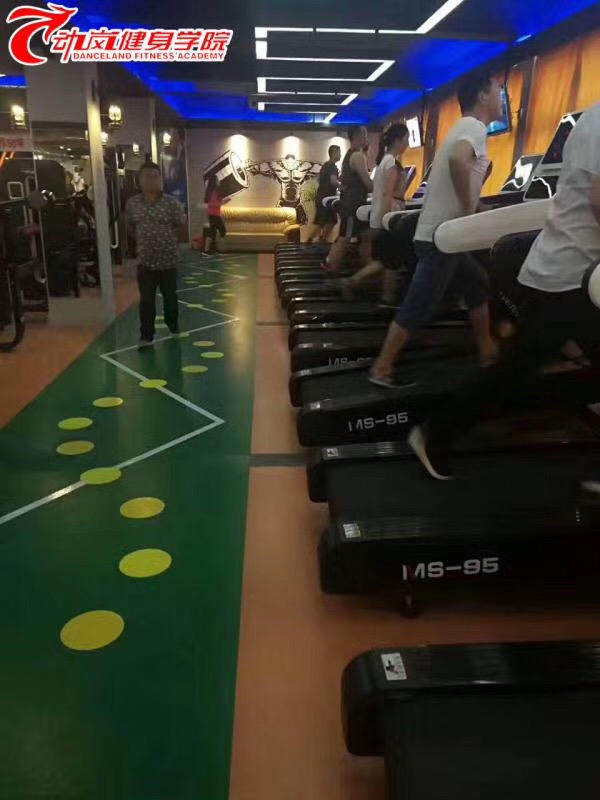 動(dòng)嵐健身贛州興國加盟店裝修風(fēng)格展示